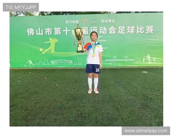 儿童足球明星装扮图展示小球员们的梦想与激情让孩子们在绿茵场上尽情挥洒青春