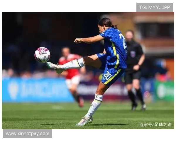 足球巨星华丽过人瞬间回顾展现技巧与风采的精彩集锦 足球巨星华丽过人瞬间回顾展现技巧与风采的精彩集锦