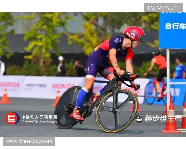 足球明星的拼搏故事：从草根到巅峰的奋斗历程与梦想追逐