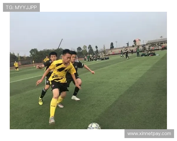 足球明星荣耀时刻捧起奖杯展现无尽激情与梦想成就的辉煌瞬间 足球明星荣耀时刻捧起奖杯展现无尽激情与梦想成就的辉煌瞬间